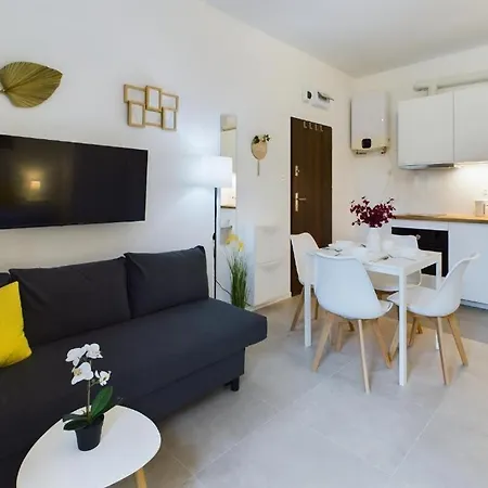Apartment Cozy With Parking - Sleeps 4 - Near Airport Warschau