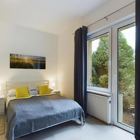 Cozy With Parking - Sleeps 4 - Near Airport *