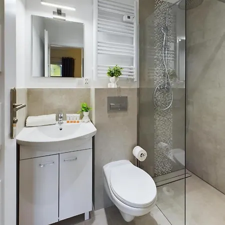 Cozy With Parking - Sleeps 4 - Near Airport * Varšava