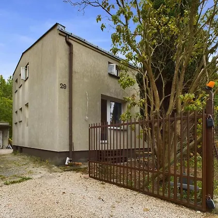 Cozy With Parking - Sleeps 4 - Near Airport * Varšava