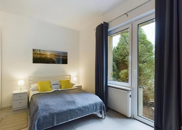 Cozy With Parking - Sleeps 4 - Near Airport *