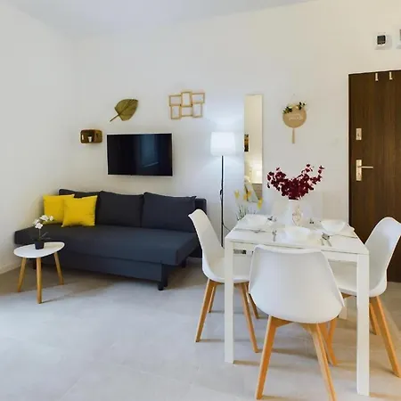 Cozy With Parking - Sleeps 4 - Near Airport Varsóvia